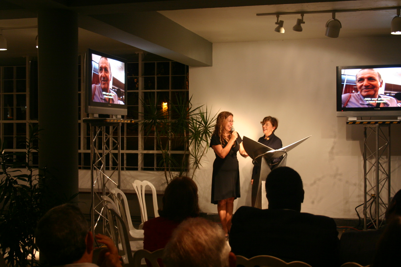 Maribel Aponte García stands at a podium speaking